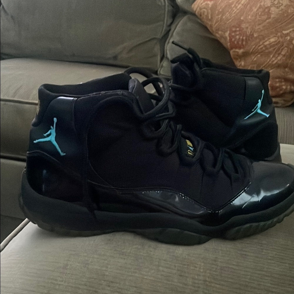Jordan retro 11 gamma blue, gently used, no creases no wrinkles